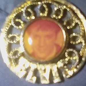 Elvis portrait pendant